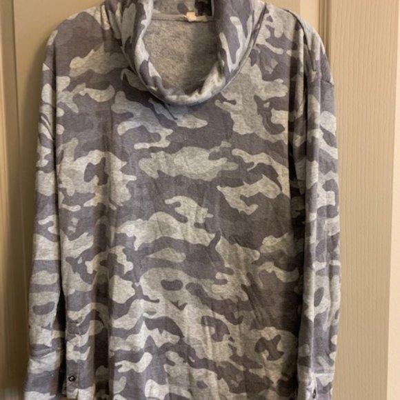 Jane & Delancey Size S Cowl/Turtleneck Camo Grey Top Curved Hem Long Sleeves - Picture 1 of 8